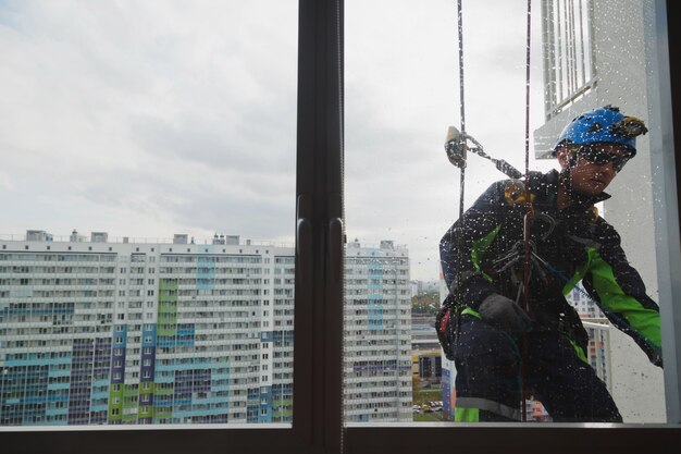 Cleaner Cleaning Exterior Window